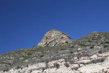 Горный пейзаж. Красивый вид на живописное ущелье, панорама с высокими горами. Природа Северного Кавказа, отдых в горах