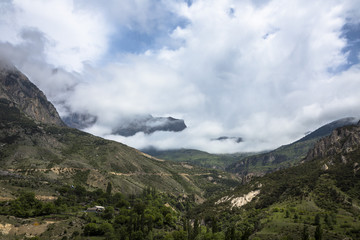Obraz na płótnie Canvas Горный пейзаж. Красивый вид на живописное ущелье, панорама с высокими горами. Природа Северного Кавказа, отдых в горах