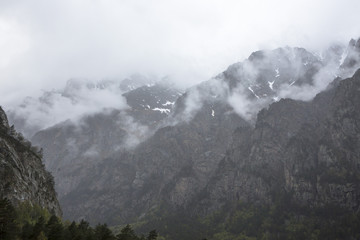 Горный пейзаж. Красивый вид на живописное ущелье, панорама с высокими горами. Природа Северного Кавказа, отдых в горах