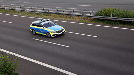 Obraz na płótnie Canvas Polizei im Einsatz auf der Autobahn