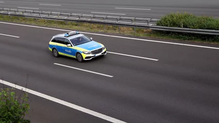 Crédence de cuisine en verre imprimé Voitures rapides Polizei im Einsatz auf der Autobahn