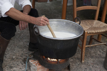 Preparazione formaggio sardo