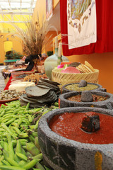 salsas, tortillas y bebidas tradicionales en México , con elementos prehispanicos y tradicionales 