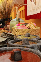 salsas, tortillas y bebidas tradicionales en México , con elementos prehispanicos y tradicionales 