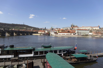 Fototapeta premium Wiosna Praski zamek gotycki z Małą Straną nad Wełtawą w słoneczny dzień, Republika Czeska