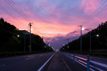 Fototapeta na wymiar (千葉県ｰ都市風景)桃色の空へ向かう道３