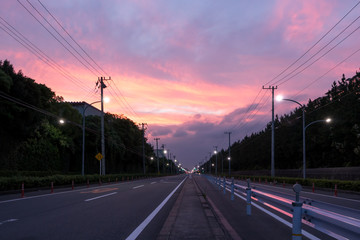 (千葉県ｰ都市風景)桃色の空へ向かう道２