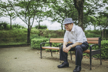 ベンチに座る高齢男性