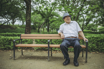 ベンチに座る高齢男性