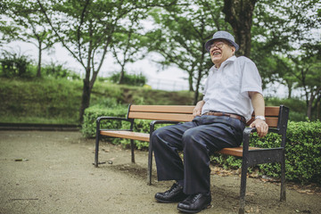ベンチに座る高齢男性