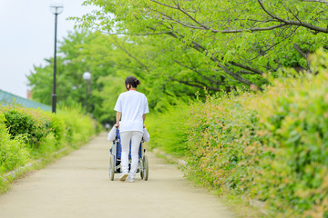 車いすを押す女性
