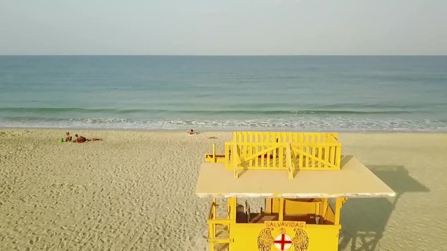 Caseta de salvavidas en la playa de Zicatela