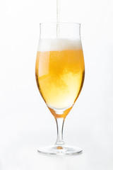 夏を感じるグラスに注いだ缶ビール