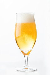 夏を感じるグラスに注いだ缶ビール
