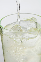 ハイボールをグラスに注ぐイメージ