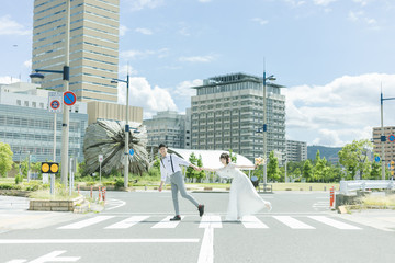 街を歩く新郎新婦