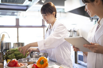 野菜を手に取る女性検査員