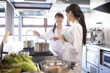 笑顔で調理する栄養士たち