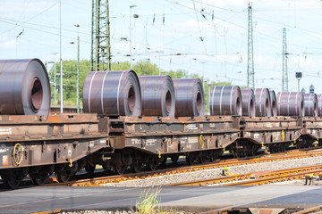 Güterzug mit Stahl Coils