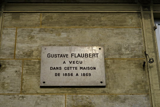 Gustave Flaubert a v&eacute;cu dans cette maison de 1856 &agrave; 1869. Plaque comm&eacute;morative sur une fa&ccedil;ade.