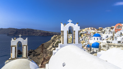 Naklejka premium Dwie dzwonnice na wyspie Santorini