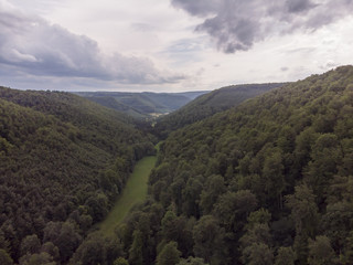 Obraz premium Luftaufnahme eines Tales