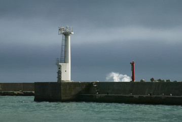 Fototapeta premium 荒れる海と灯台