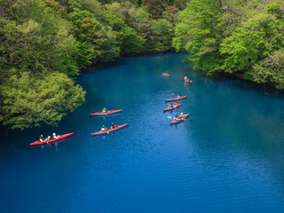 青い湖