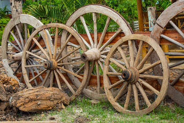 Fototapeta na wymiar The old wooden wagon wheels