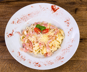 Carbonara pasta with cheese