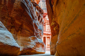 HDR Shot of Siq leading to Treasury in Petra, Jordania
