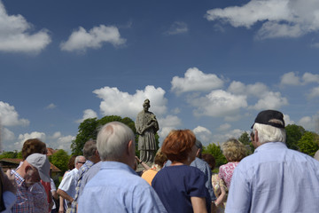 Heiliger Nepomuk Schloss Hovestadt Ostwestfalen NRW Deutschland mit Reisegruppe