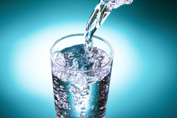 水を注ぐ