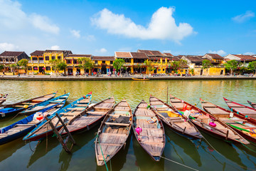 Hoi An ancient town riverfront - obrazy, fototapety, plakaty