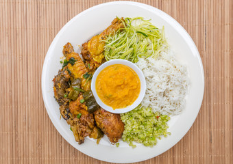 repas créole, cari poulet, purée de butternut, riz blanc, rougail z'évis et spaghettis de courgettes