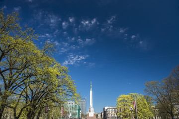 Obraz premium A beautiful sky over a monument in the city of Latvia