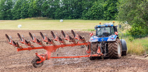 Traktor mit Anbaugerät