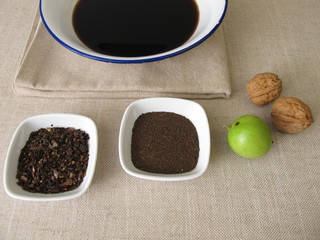 Färbebad aus getrockneten grünen Walnussschalen