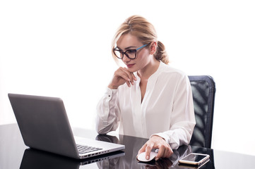 Donna d'affari seduta alla scrivania mentre controlla il computer su fondo bianco. - 210283668