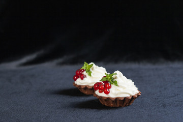 Tartlet with cream cheese and currents.