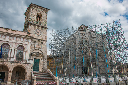 Chiesa di San Benedetto e comune di Norcia distrutti dal forte terremoto