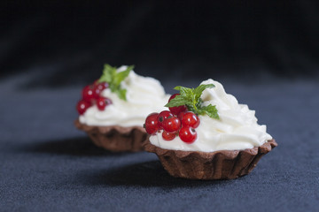 Tartlet with cream cheese and currents.
