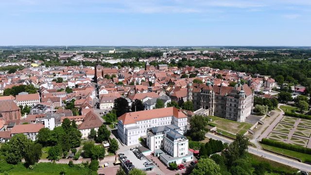 Luftaufnahme, Seitw&auml;rtsflug, Deutschland, Mecklenburg-Vorpommern , G&uuml;strow ,Landkreis Rostock, Mecklenburgische Seenplatte, Luftaufnahme,  G&uuml;strow mit Schlo&szlig; G&uuml;strow 