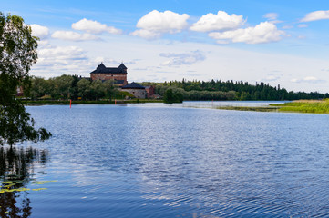 Obraz premium The old castle of Hämeenlinna behind the lake