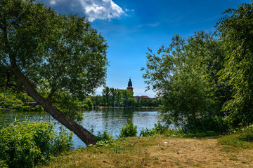 Obraz premium Blick vom Tiefwarensee auf Waren mit dem Turm der Kirche St. Marien
