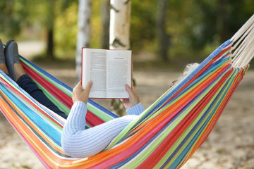 Lesen in der Hängematte