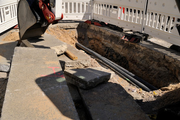 verlegte Leitungen in aufgebaggerter Straße