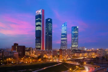 Poster Madrid Four Towers financiële wijk skyline bij schemering in Madrid, Spanje. © ake1150