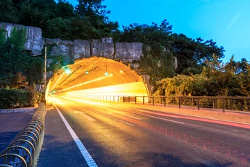 Lichtdoorlatende rolgordijnen zonder boren Tunnel snelweg wegtunnel & 39 s nachts, verkeersconcept 