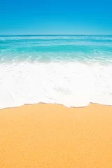 Schöner tropischer Strand mit weicher Welle aus blauem Ozean, Sand und transparentem Himmel. Sommerreise Urlaub Hintergrundkonzept. Meerespanorama. © nataliazakharova